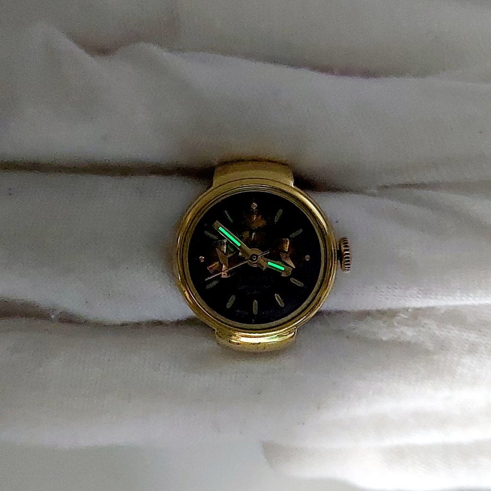 Vintage Tommy Glow in dark (non-water resistant) ring watch gold tone by migi (U